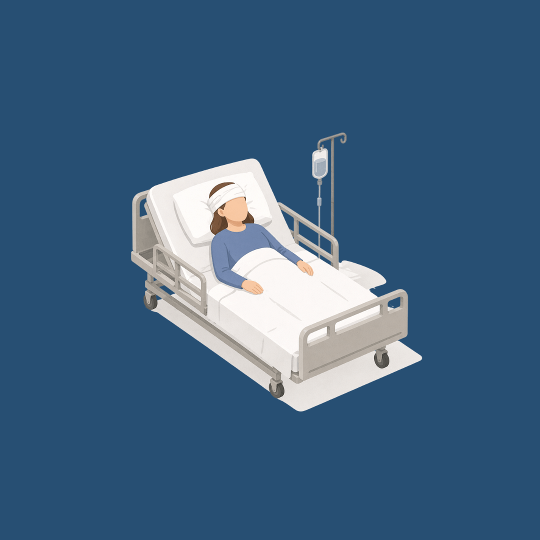 Henkilö makaa sairaalasängyssä pää siteessä ja tiputus kädessä.